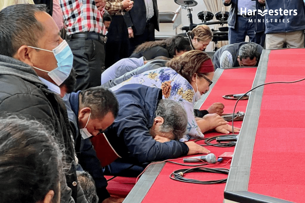 Guatemalan Pastors committing themselves to the call. Harvesters Ministries