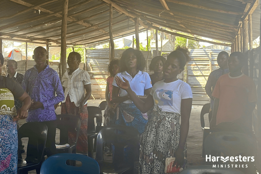 A church congregation worshipping in Mozambique. Harvesters Ministries