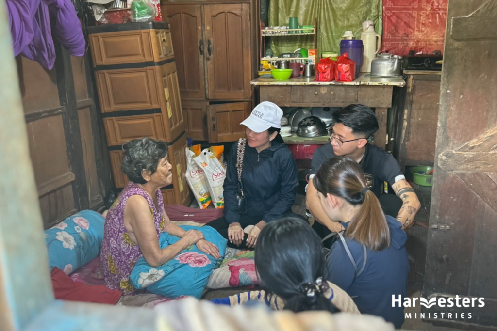 Reaching out in Borneo. Harvesters Ministries (2)